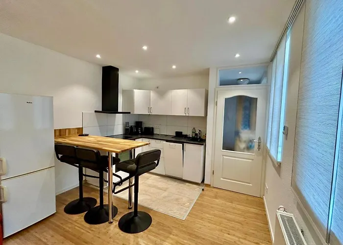 Exklusives Haus, Ruhig Gelegen Im Innenhof, Zentral, Lichtdurchflutet Zustellbett,babybett Bei Bedarf Lägenhet